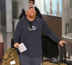 Cubs' Justin Turner Enjoys Japanese Arcade, Bursts Into Laughter Over Purikura! Snaps a "Two-Shot" with Hikakin